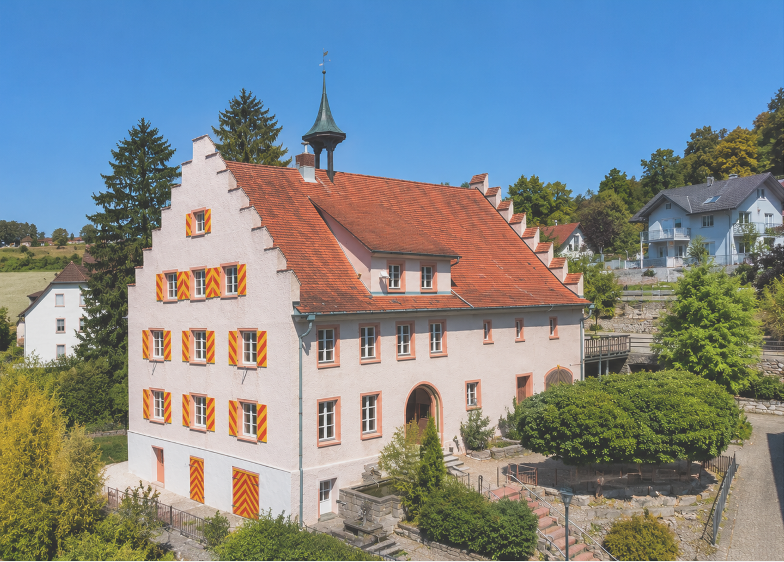 Charmantes altes Haus mit roten Fensterläden und Garten in ruhiger Umgebung.