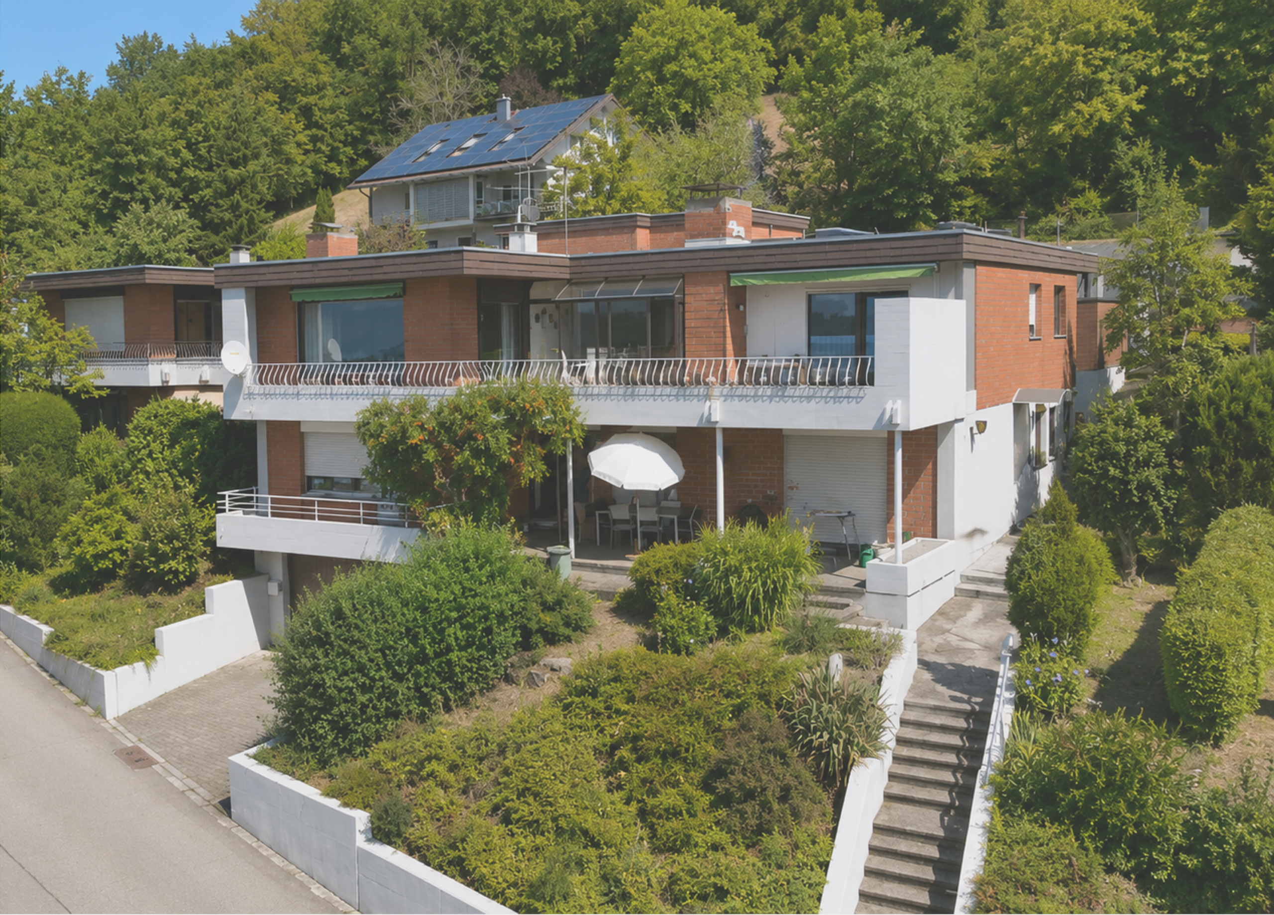 Moderne Villa mit Garten und Terrasse in grüner Umgebung.