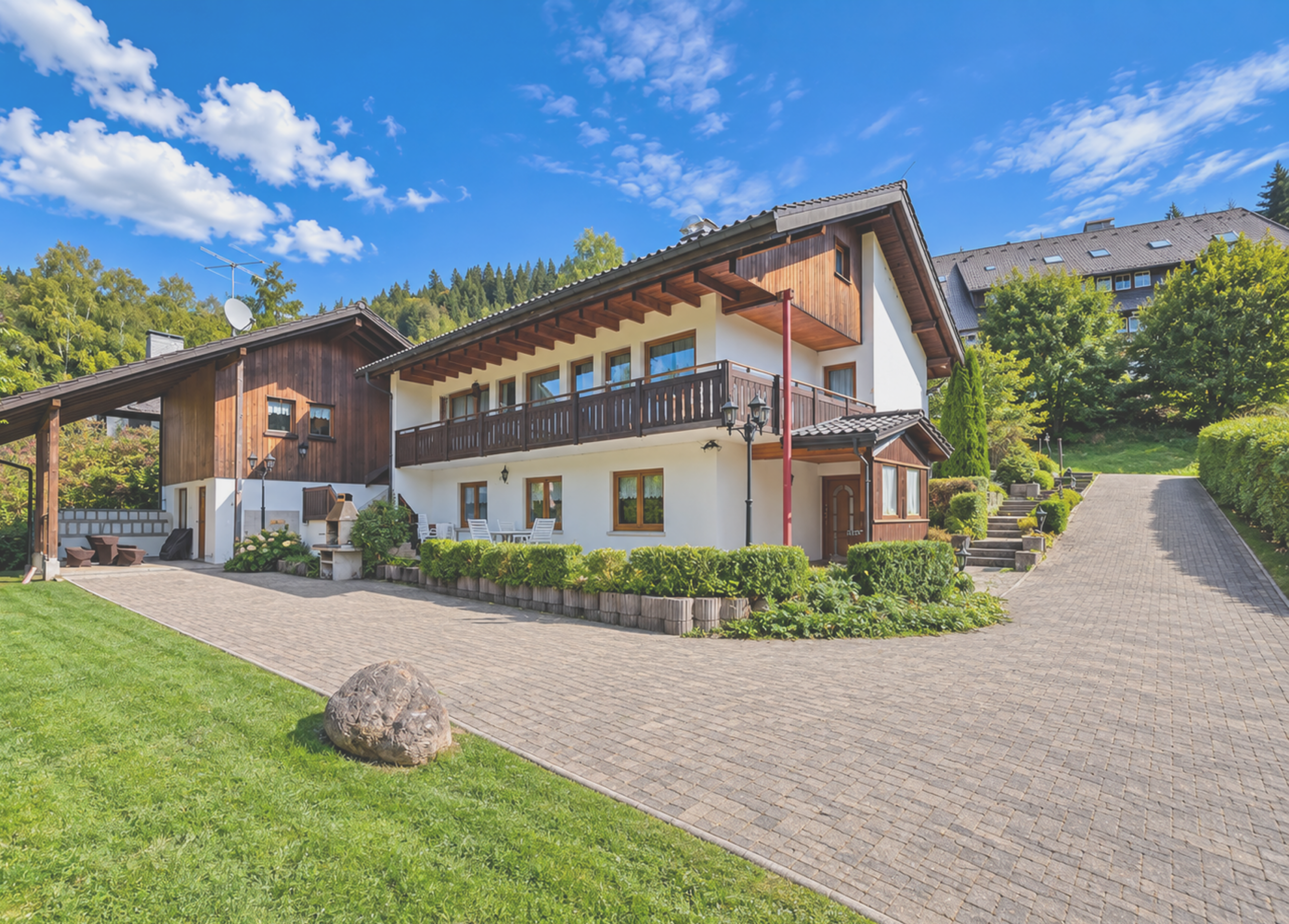 Schönes Haus in ländlicher Umgebung mit Garten und Terrasse.