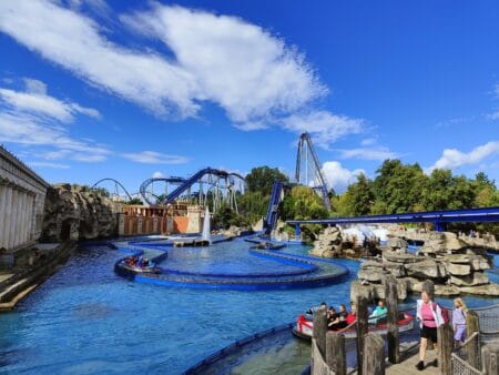 Freizeitpark mit Achterbahnen und Wasser