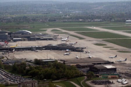 Flughafen mit vielen Flugzeugen