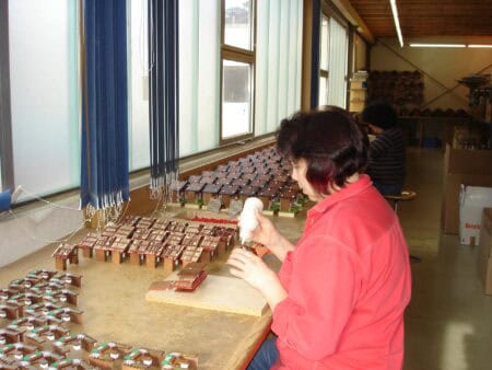 Uhren werden sorgfältig montiert.