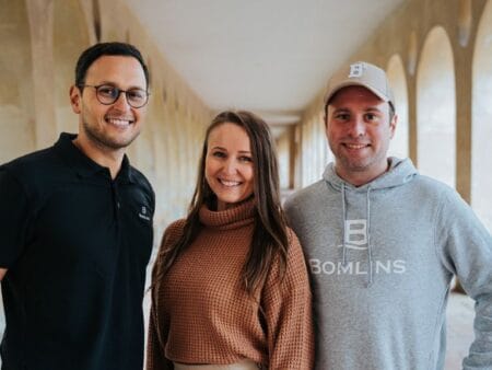 Drei Personen in einem Flur.