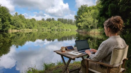 Bild von einem idylischem Arbeitsplatz am Laptop