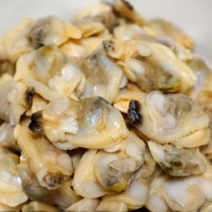 a pile of clams in a bowl