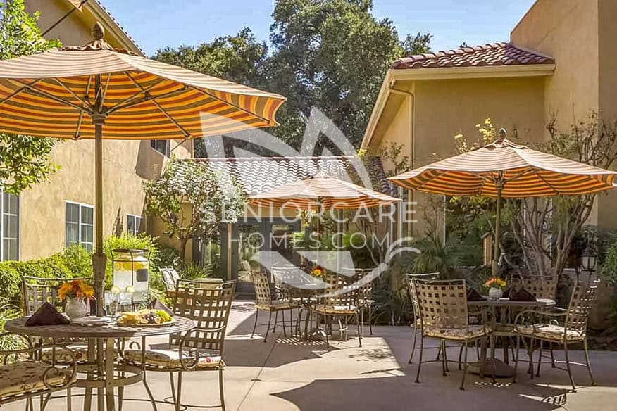 Outdoor patio at Atria Santa Clarita
