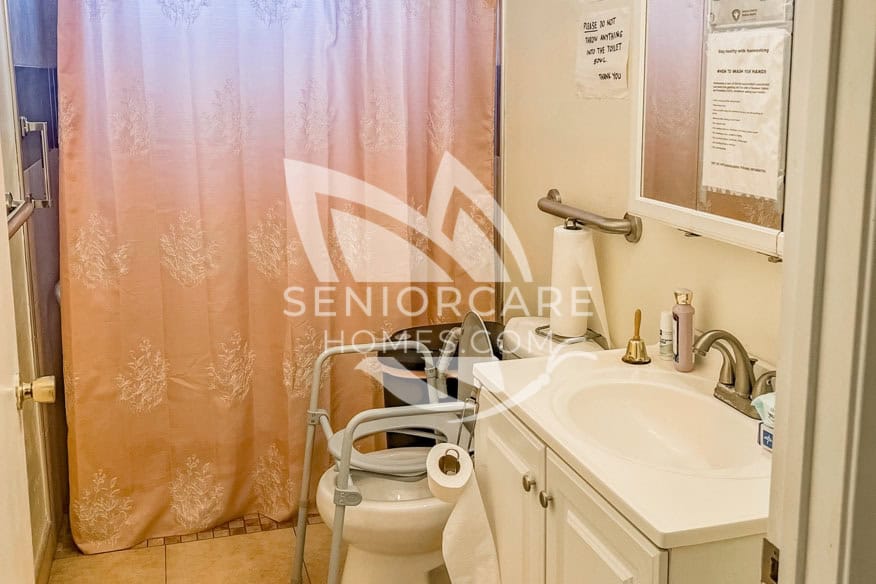 Private bathroom in Bright Sunlife Guest Home