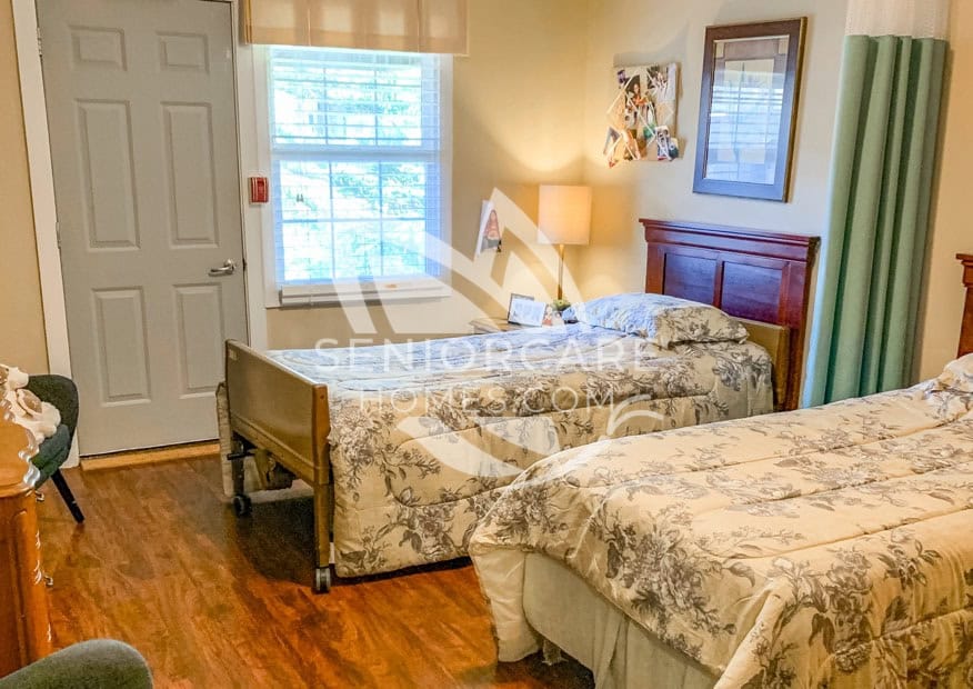 Beautiful, bright and modern Shared Private bedroom at Damenik's Care Home 331 30th