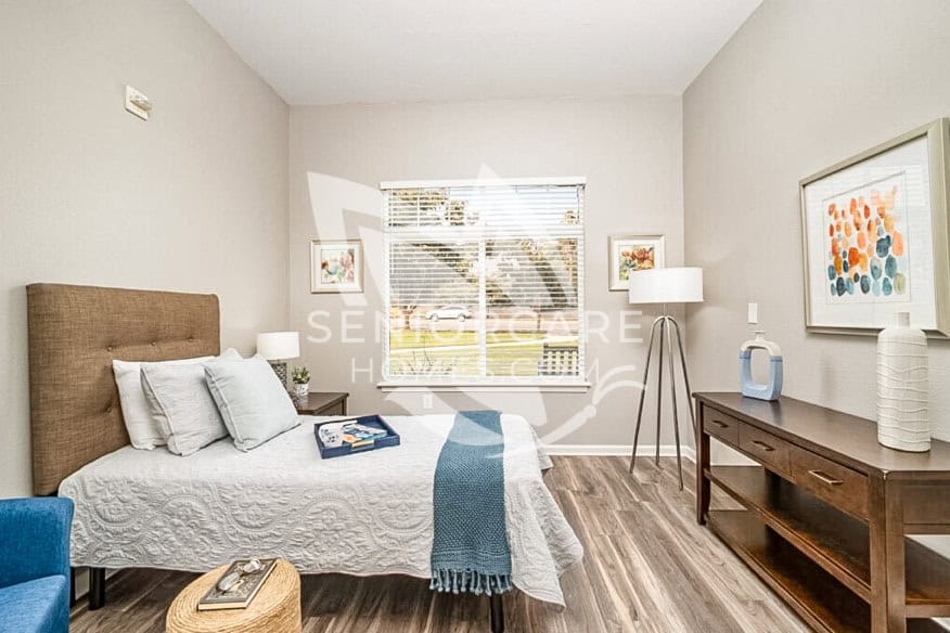 Nice bedroom with bright light through the window at Ivy Park Alta Loma