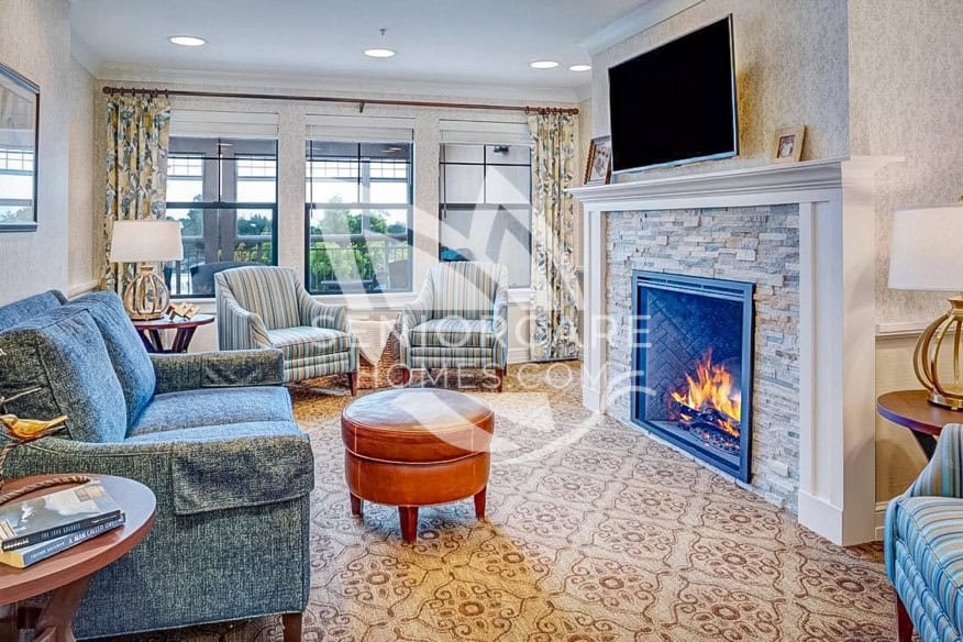 Welcoming, bright lounge area at Sunrise Senior Living San Mateo