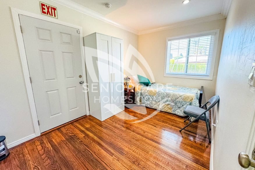 Bright, cozy private bedroom at Sweet Life Guest Home
