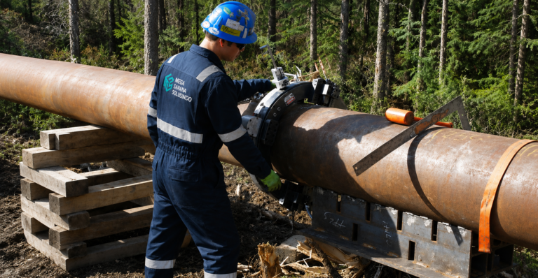 Teknisi MS Solusindo melakukan proses Cold Cutting dan Bevelling pada pipa pipeline menggunakan portable cold cutting machine.