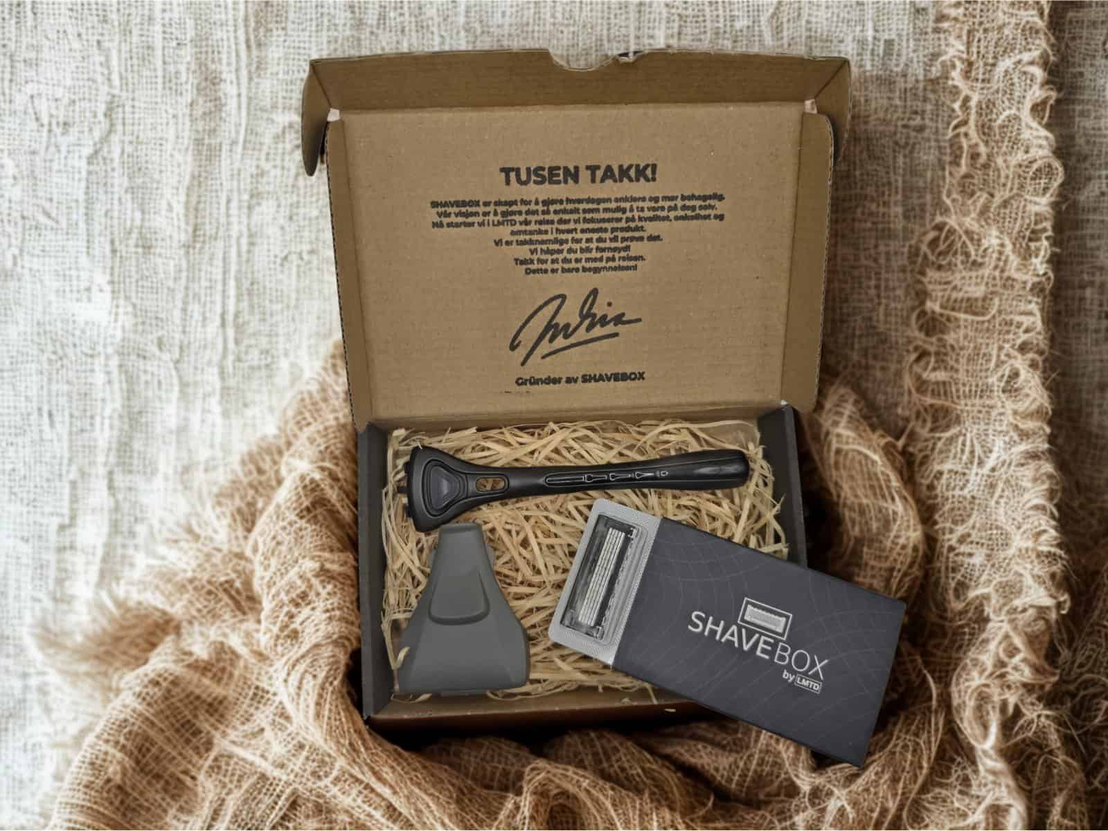 Eksklusive barberblad i svensk stål fra Shavebox, levering i elegant gaveboks, perfekt for shavingentusiaster, som verdsetter kvalitet og presisjon.