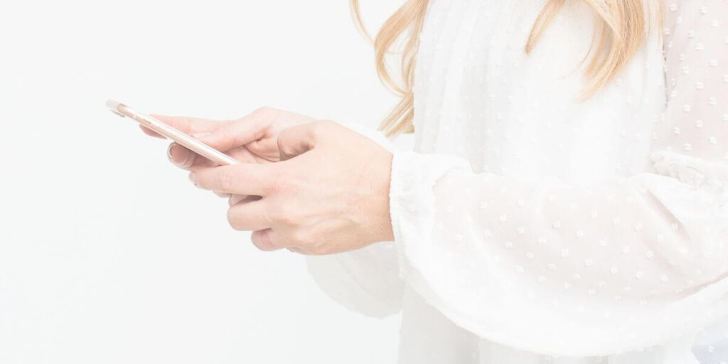 woman using a gratitude app on her mobile phone