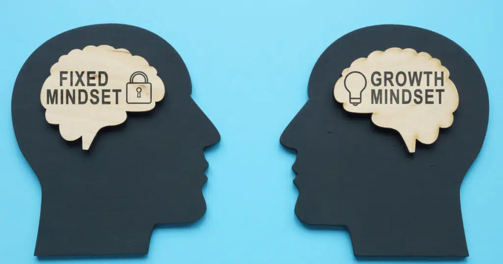 two silhouettes with fixed and growth mindset on the brain