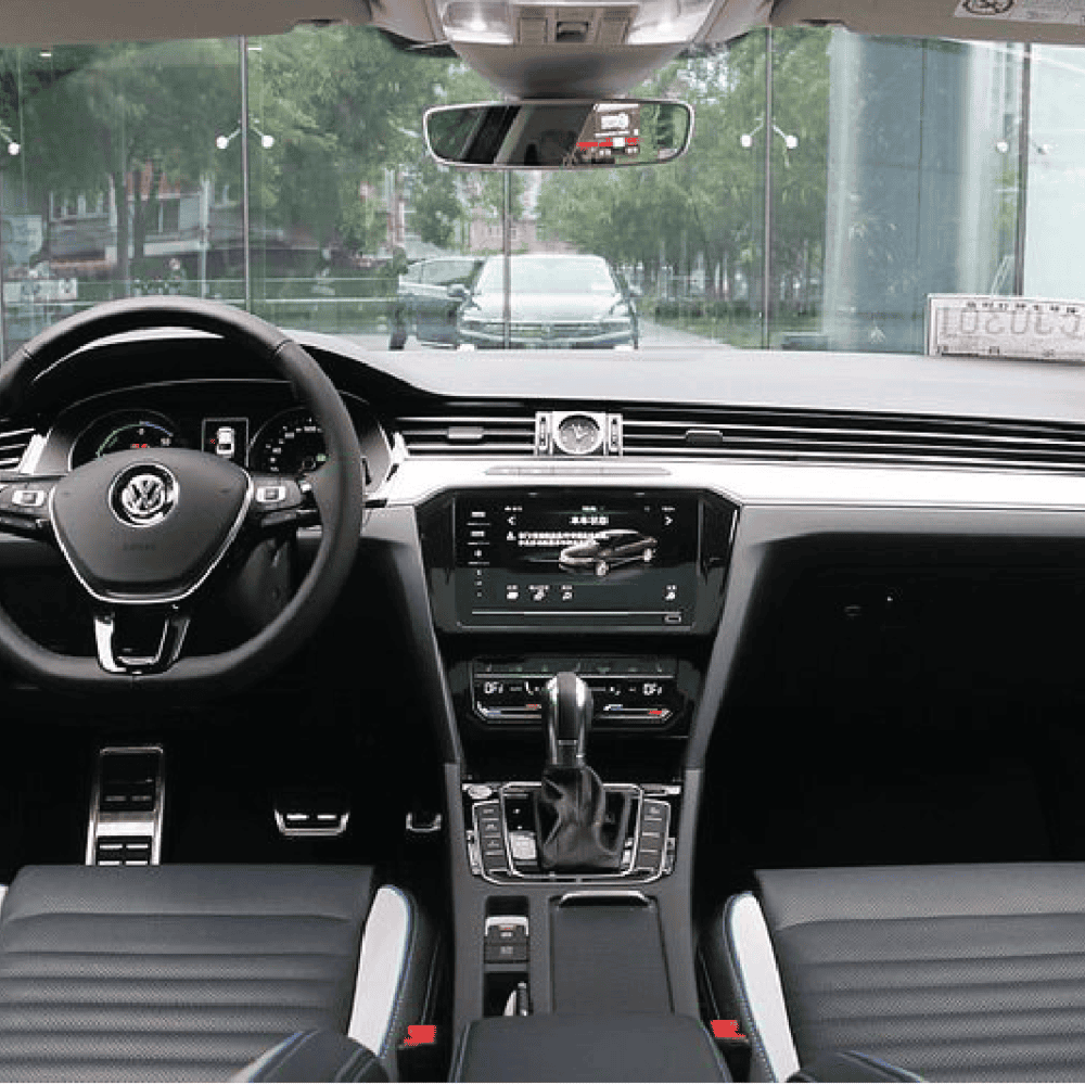 Interior dashboard and steering wheel of Volkswagen Magotan 2018.