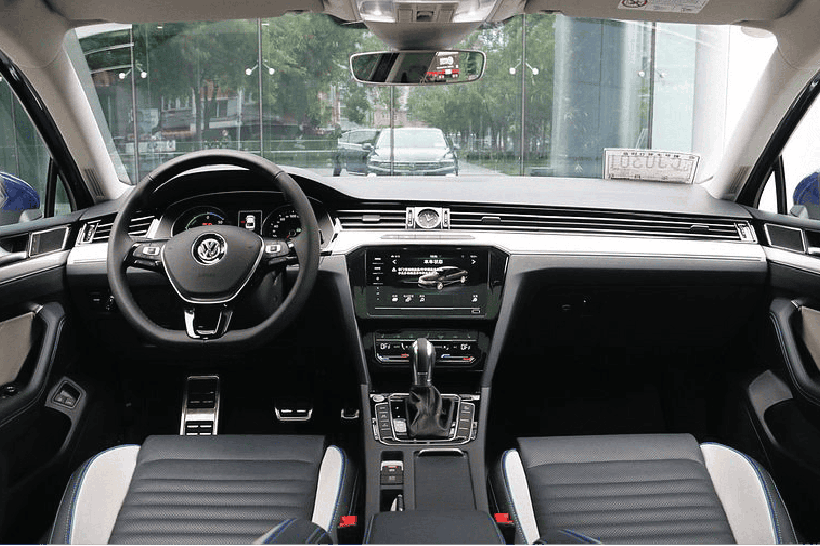 Interior dashboard and steering wheel of Volkswagen Magotan 2018.