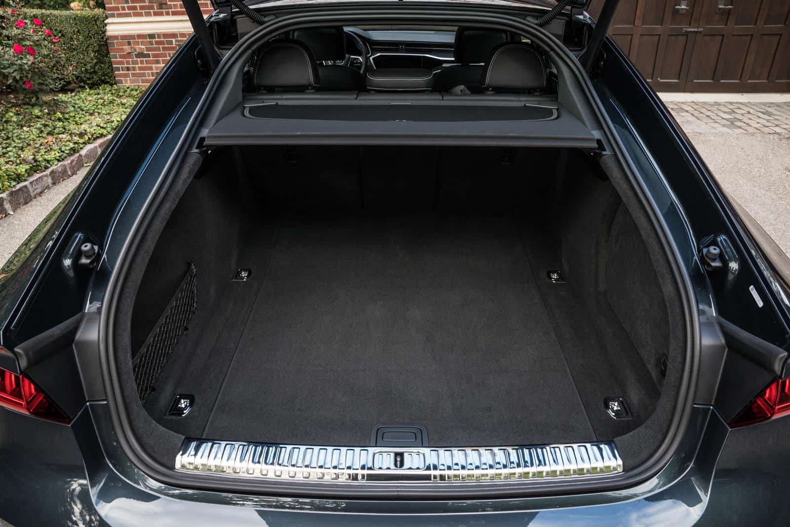 Luggage area kit for Audi A6, designed to optimize trunk space and protect interior surfaces.