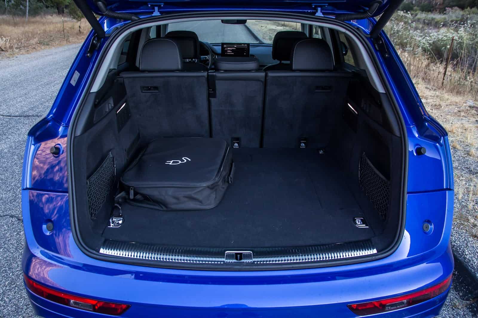 Enhanced cargo space with durable luggage area kit for Audi Q5.