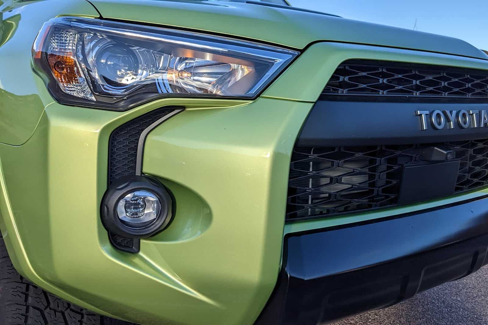 High-quality headlamp and fog lamp kit for Toyota 4Runner. Enhance visibility and style with durable.