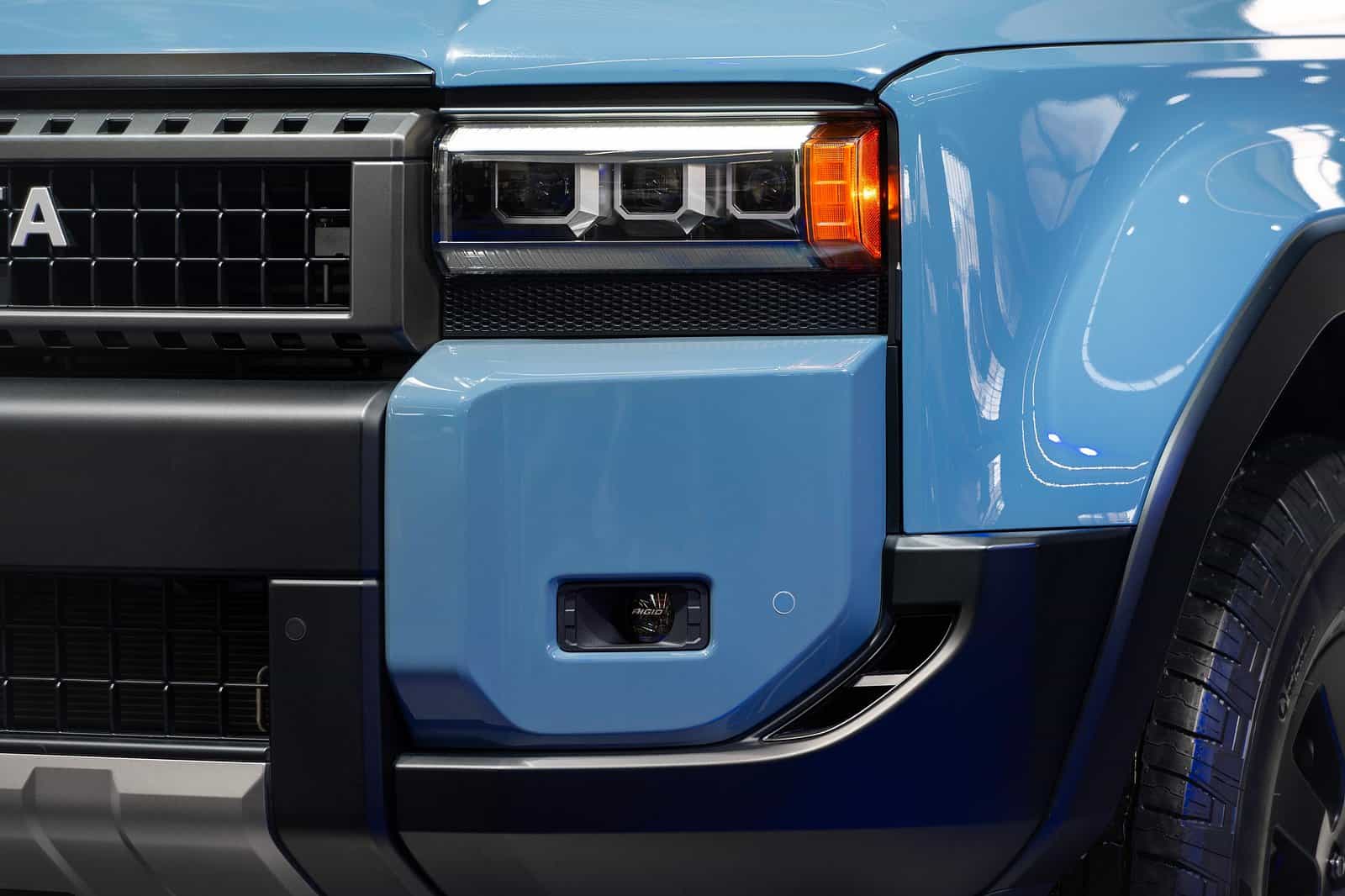 High-quality headlamp and fog lamp upgrade for Toyota Land Cruiser. Enhance visibility and style wit.