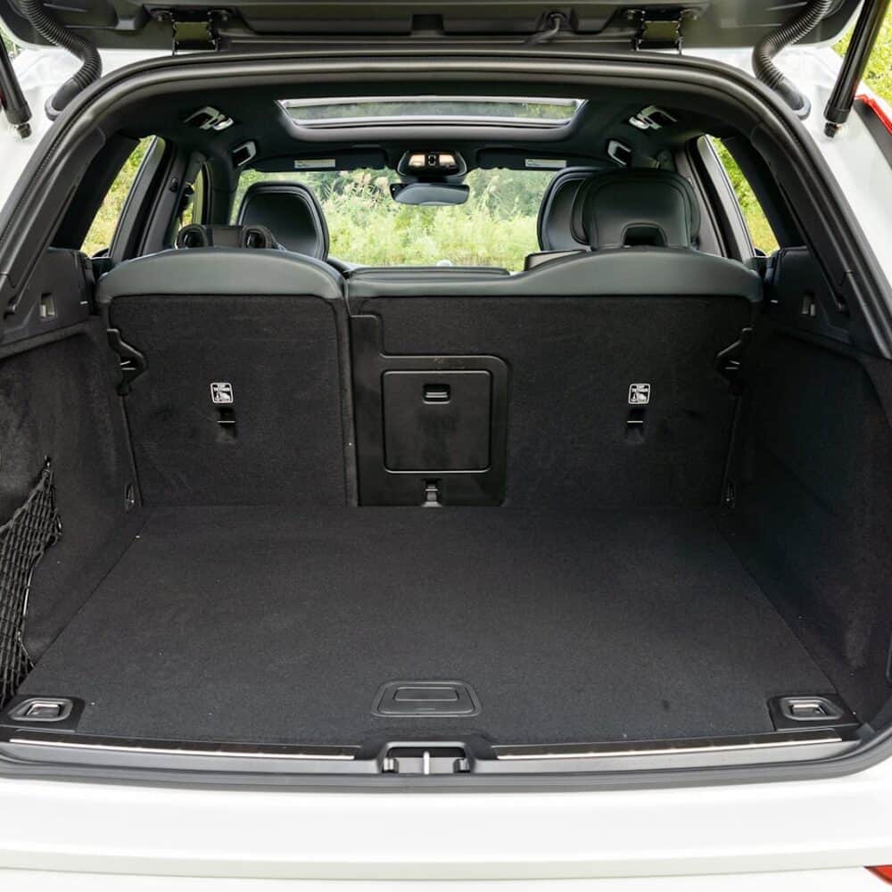 Volvo XC60 trunk organizer and cargo protection kit for enhanced storage and security.