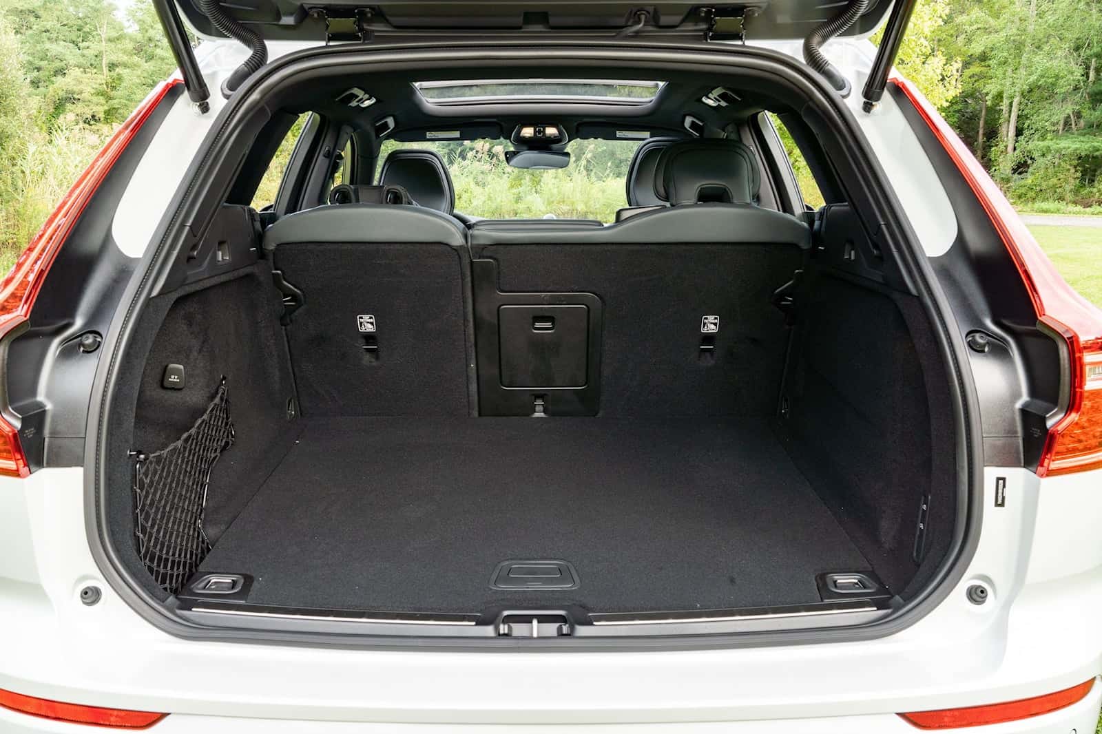 Volvo XC60 trunk organizer and cargo protection kit for enhanced storage and security.