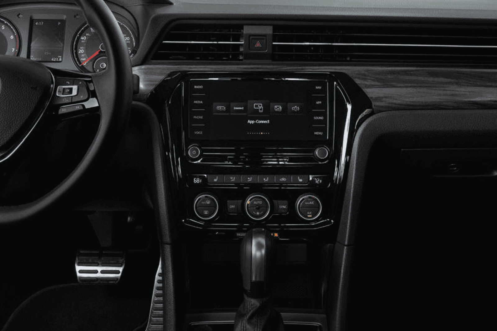 Interior dashboard and infotainment system of Volkswagen T-Roc 2018.