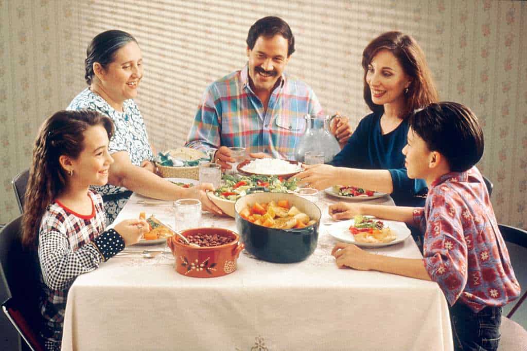 15 Dinner Table Rules from the 1960s That Would Make Today's Kids Lose Their Minds 8 family eating meal 5e267f