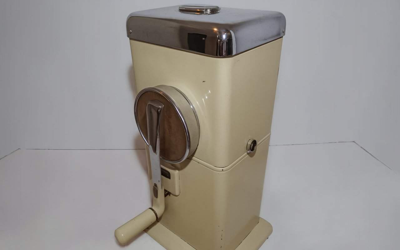 Kitchen Gadgets That Were Staples in Every '60s Home 8 an old fashioned kitchen appliance it s 11ti MpjSb6poMwlf76c w l9 BsKltRja7R9sqb6vQ g