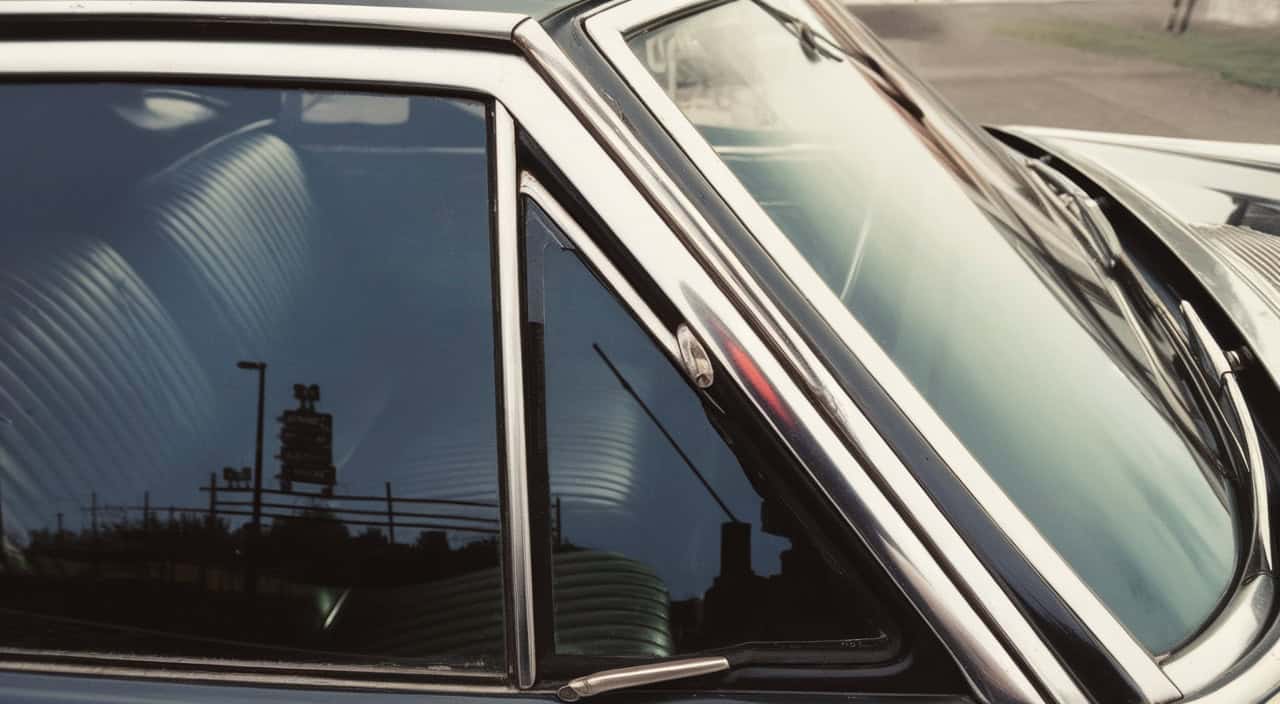 13 Classic Car Features That Confuse Today's Kids 3 old car features 10
