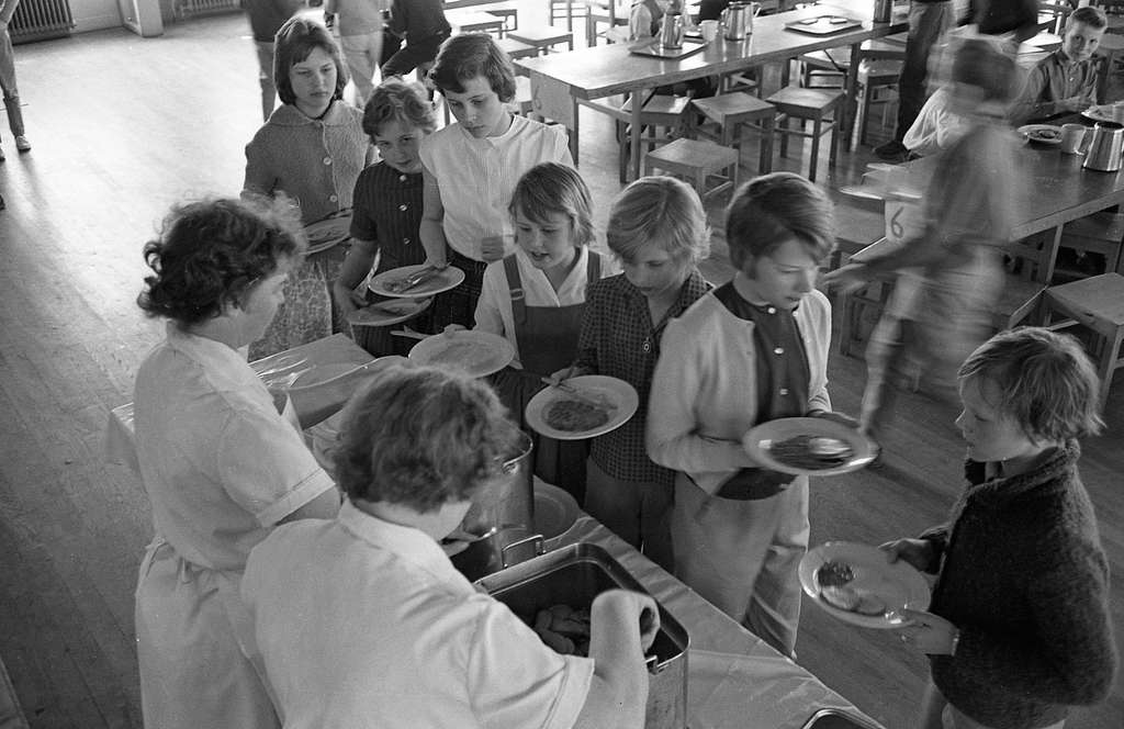 What a Dollar Bought in the 1960s — and What It Costs Now 13 skolflickor koar med sina tallrikar tva kvinnor mattanter serverar maten kommer c21036