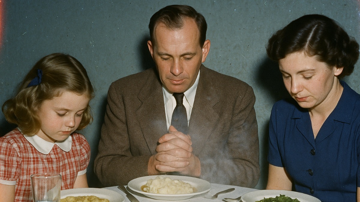 15 Dinner Table Rules That Would Make Today's Kids Stage a Revolt 9 A family saying grace before dinner, highlighting 1950s mealtime customs.