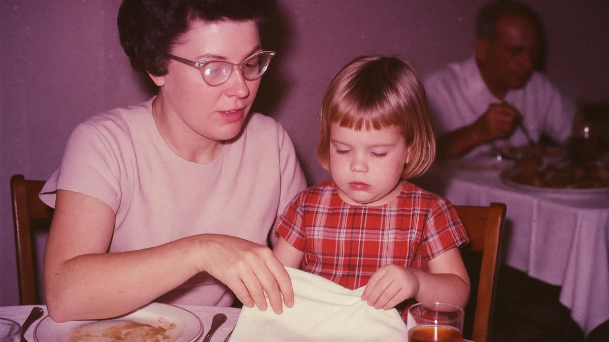 15 Dinner Table Rules That Would Make Today's Kids Stage a Revolt 12 dinner table rules stage revolt 2