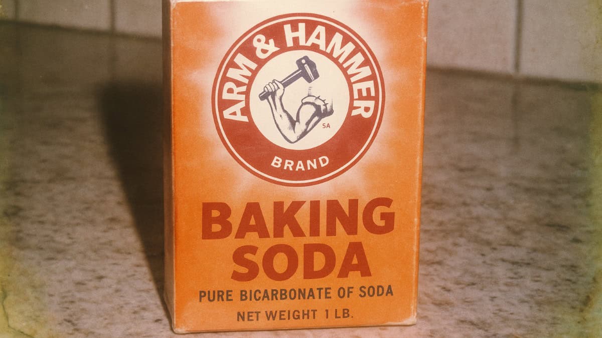 15 Basic Life Hacks from Grandma That Still Beat Modern Solutions 7 Image showing baking soda being applied to a bee sting, illustrating a classic home remedy.