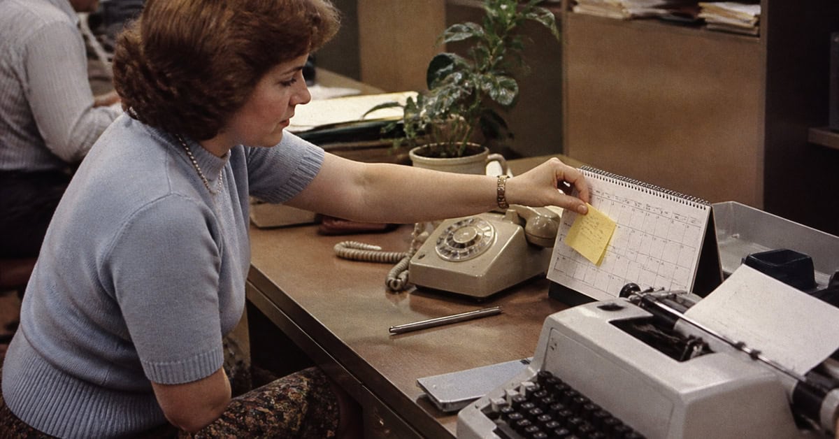 15 Things Only Kids Who Grew Up in the '70s Will Understand 16 Office worker using an early yellow sticky note in the late 1970s