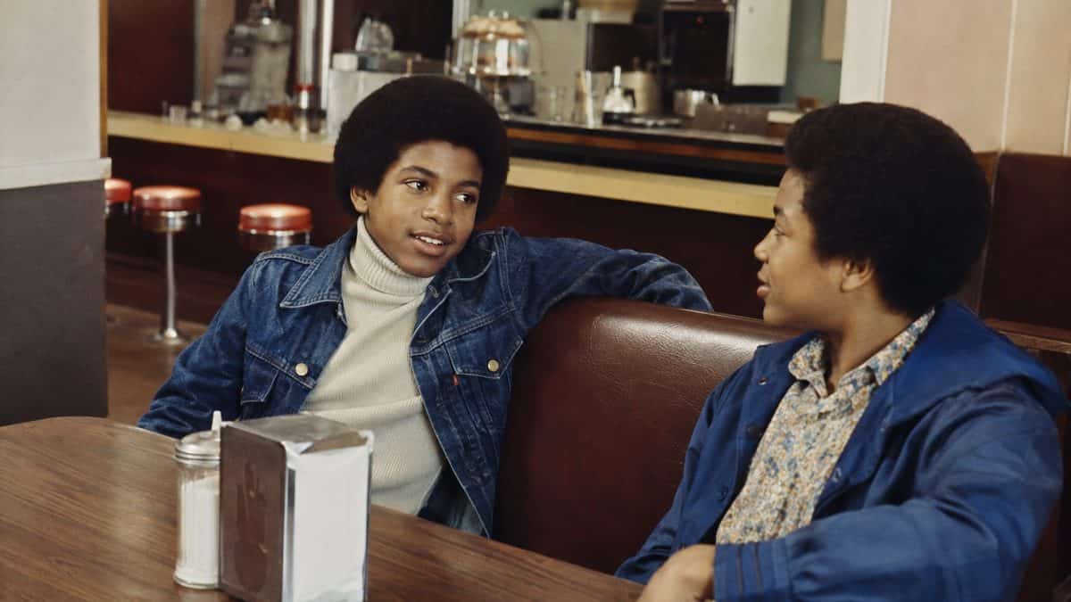 18 Classic TV Theme Songs from the '70s Still Stuck in Your Head 19 Authentic 1970s photo of teens hanging out at a diner