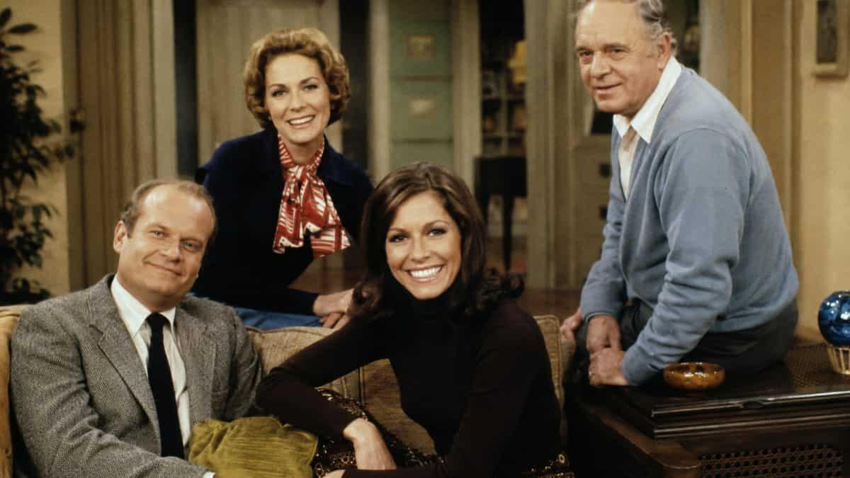 18 Classic TV Theme Songs from the '70s Still Stuck in Your Head 3 Authentic cast photo of The Mary Tyler Moore Show