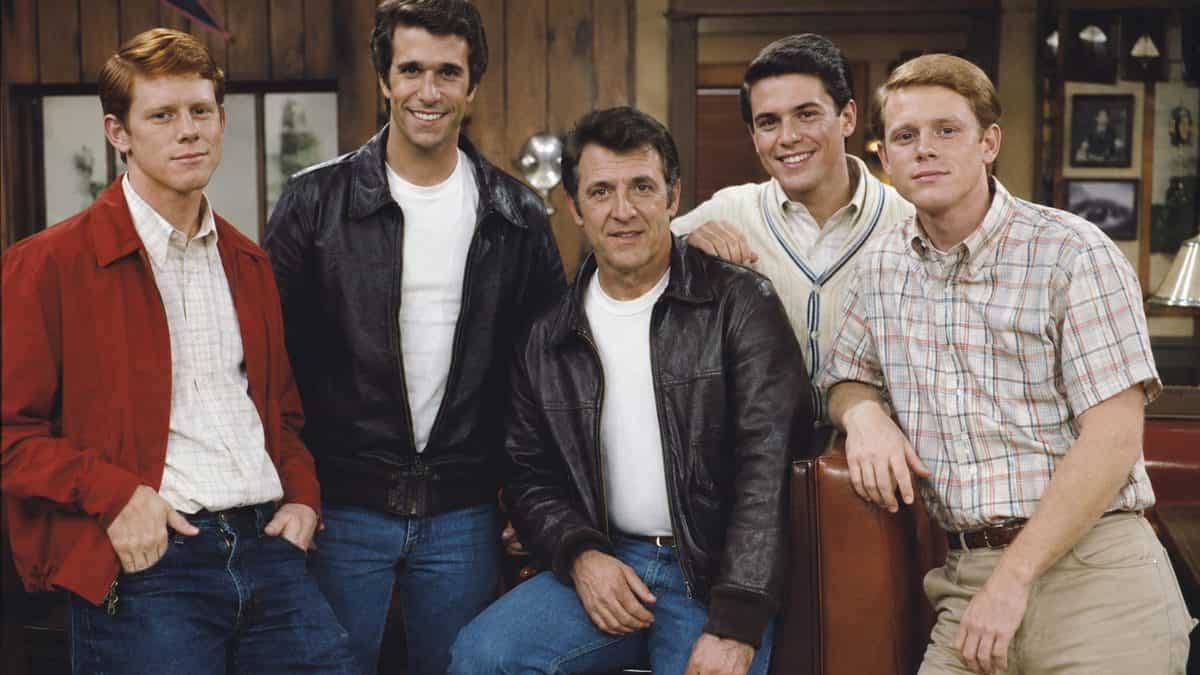 18 Classic TV Theme Songs from the '70s Still Stuck in Your Head 4 Authentic cast photo of Happy Days