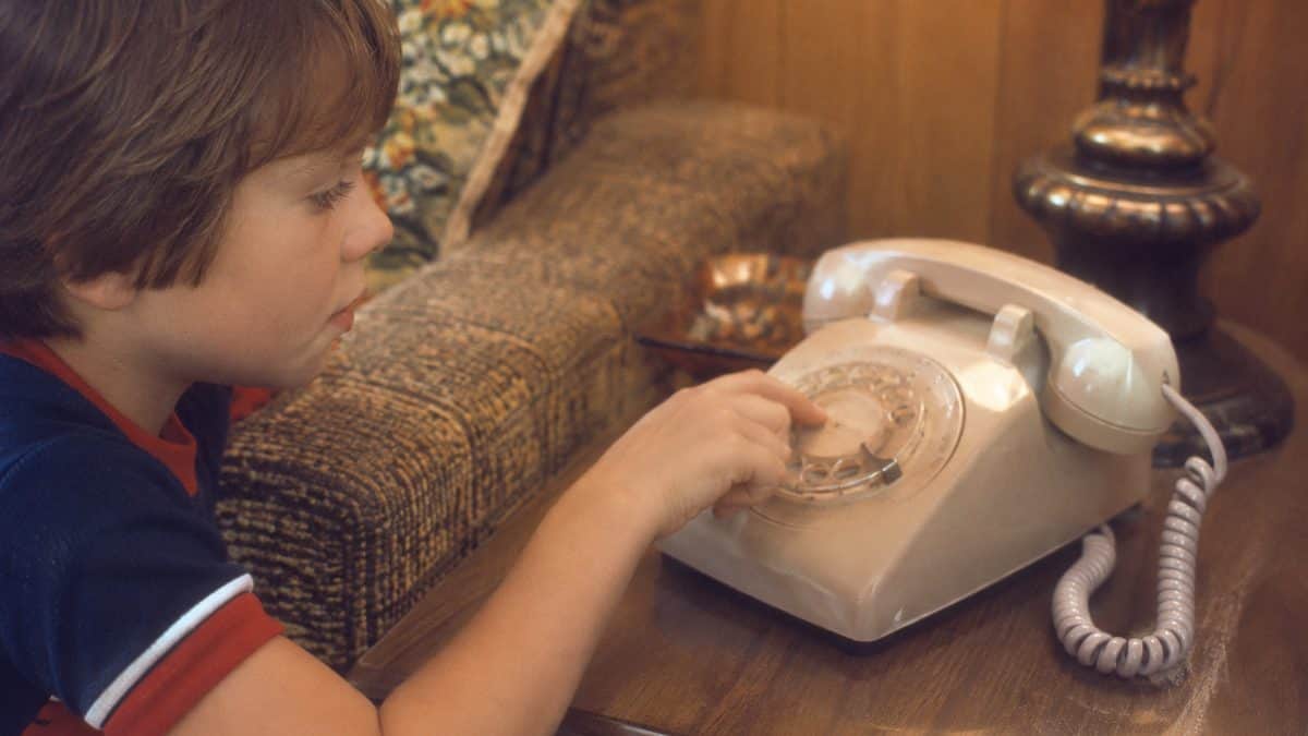 14 Things Every Kid Who Used a Rotary Phone Remembers 2 Hand dialing a real rotary phone