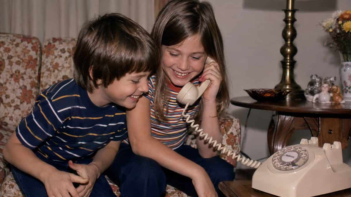 14 Things Every Kid Who Used a Rotary Phone Remembers 14 Kids giggling around a rotary phone