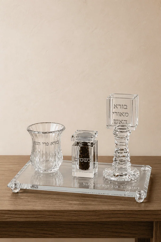 סט בדלה מהודר עם מגש מלבני מזכוכית לשבת.