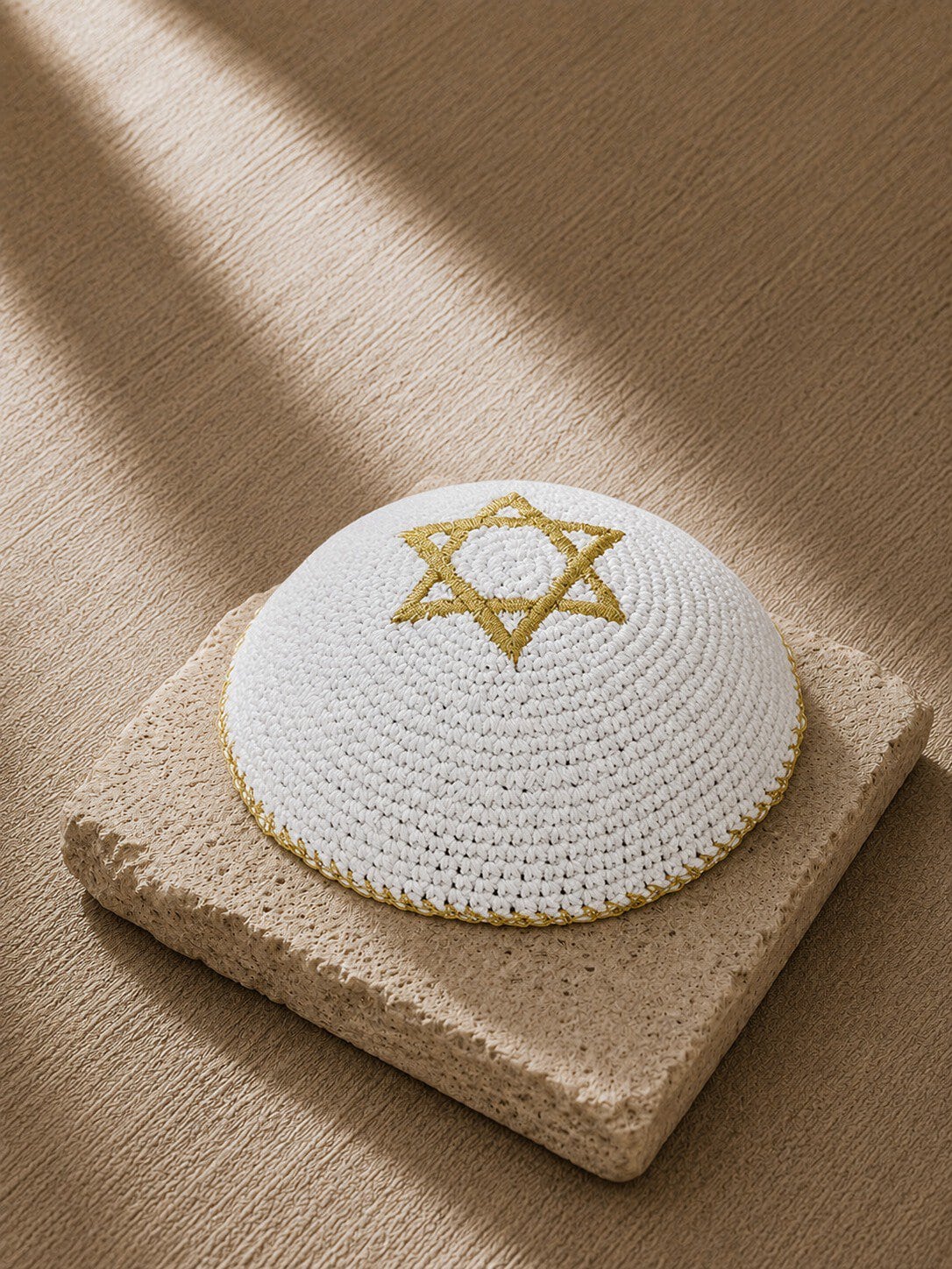 כיפה סרוגה עם רקמה מגן דוד 16 ס"מ | לבן זהב