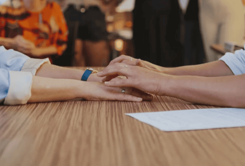 ReAttach therapie sessie - handen bij behandeling voor stress en burn-out