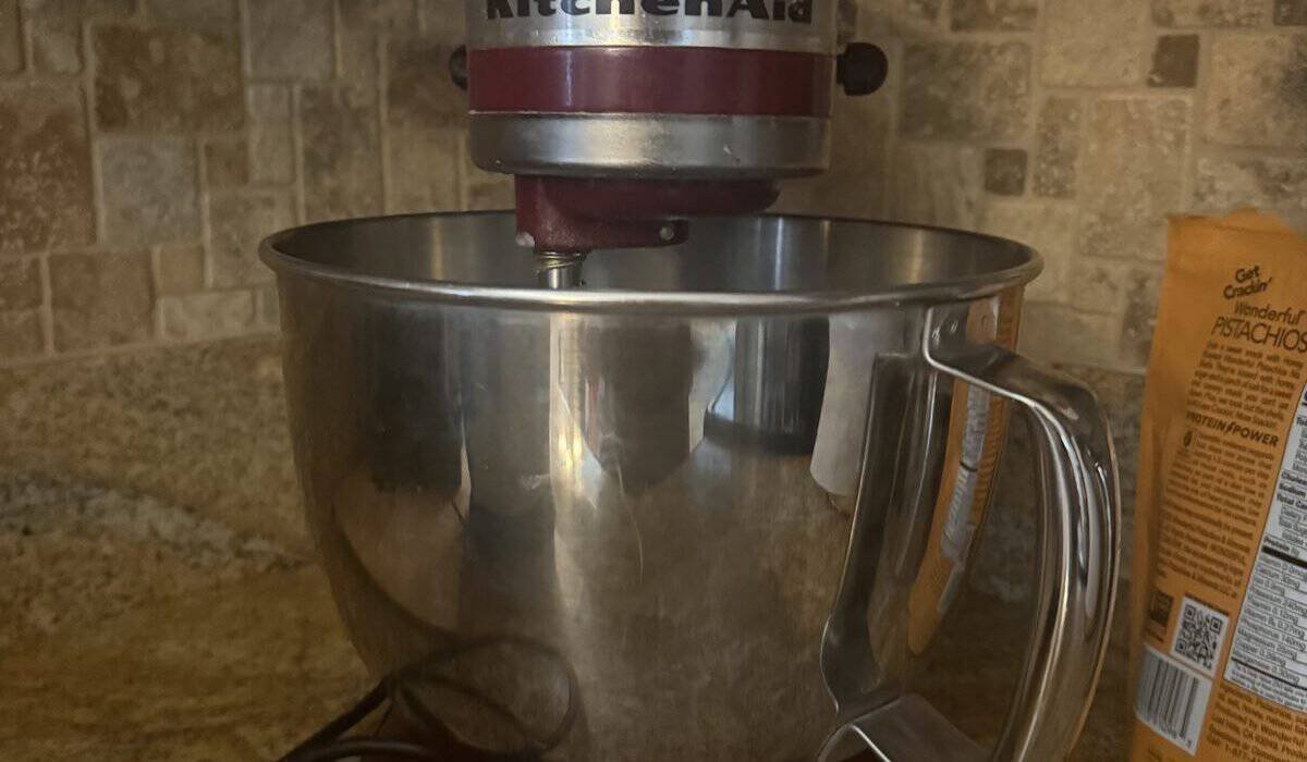 Best Stand Mixers Under $200 in 2026: Real Baking Power Without the KitchenAid Price