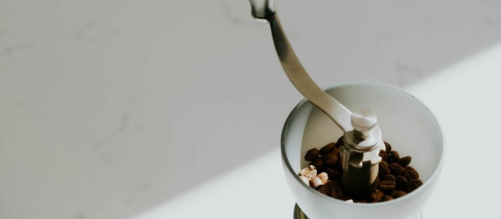 Best Manual Coffee Grinders: Engineering Precision and Alignment in 2026