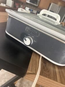 a crockpot in the kitchen counter