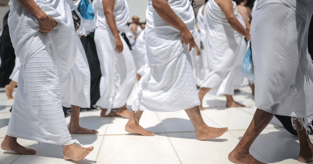 Men walking in Ihram during Umrah - (Credits Hajj and Umrah Planner)
