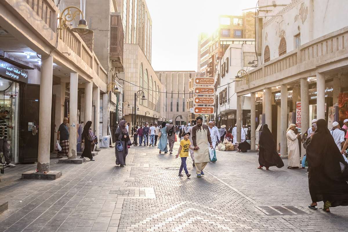 The Adventure Awaits – Discovering the Pros and Cons of Moving to Saudi Arabia