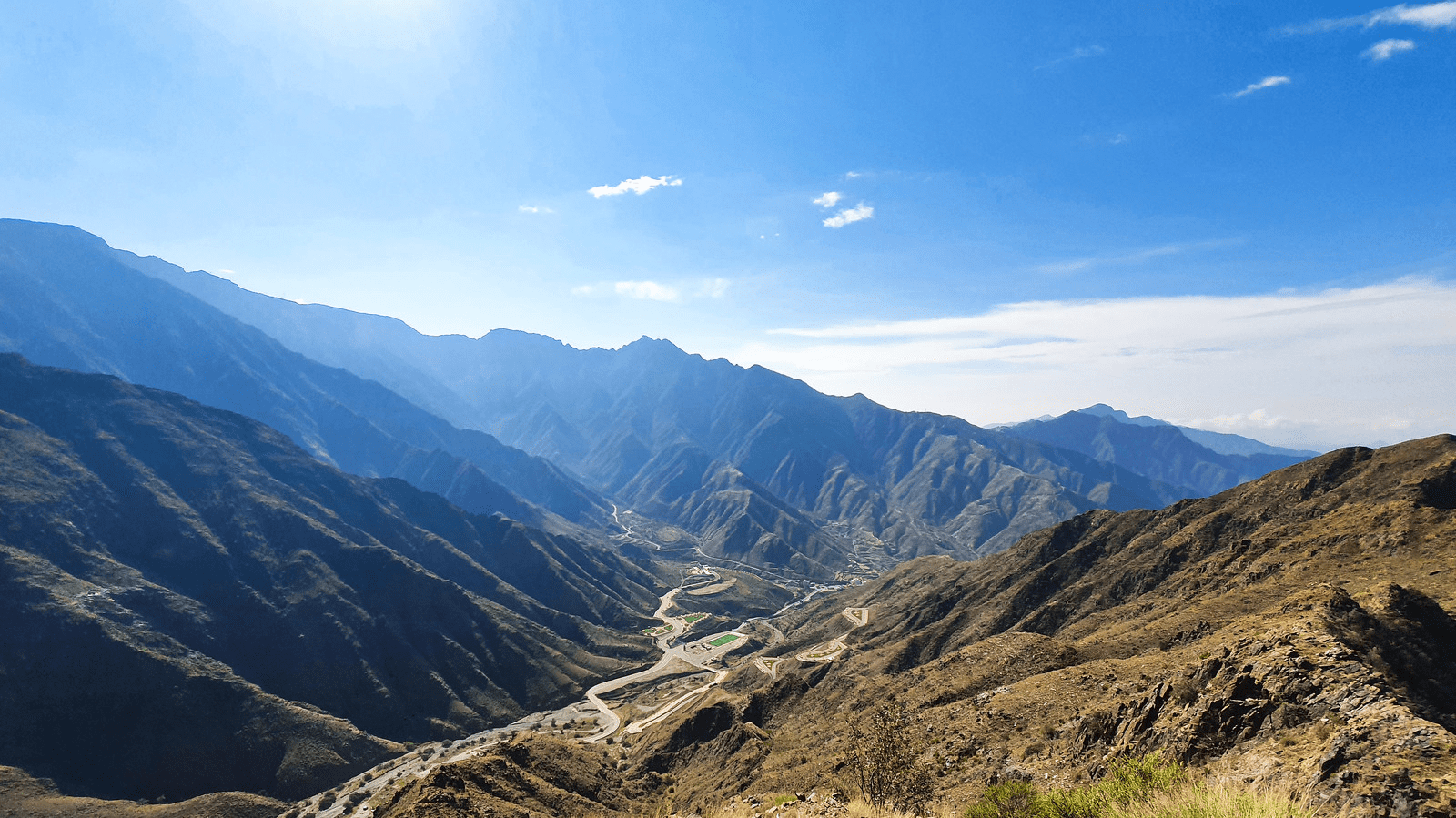 Clear skies and winding roads surrounded by mountains in the Asir region - (Credits Flickr)